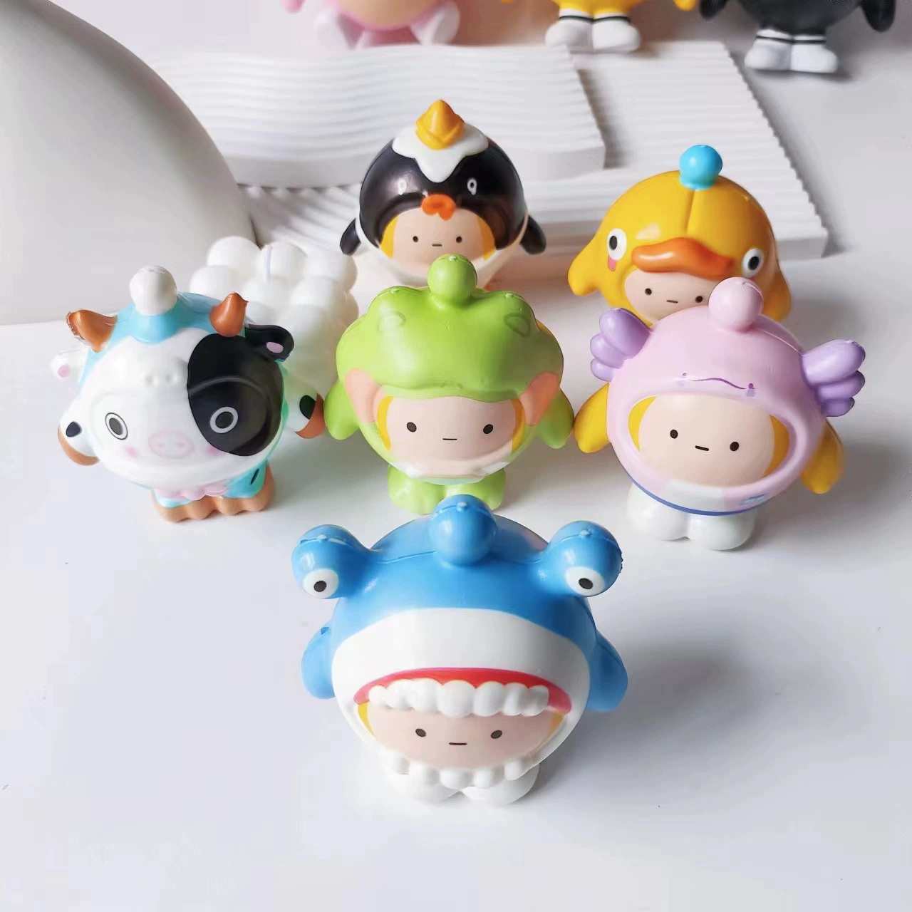 Урожай яйца Санрио медленно отскочил игрушку