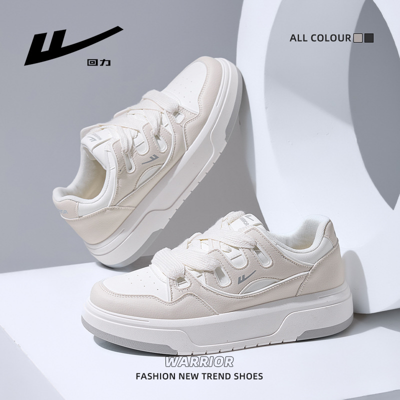 La tendencia de retorno de los nuevos zapatos de muffin de suela gruesa simple estilo universitario zapatos de hombre cómodos de alto valor visual, zapatos casuales blancos pequeños