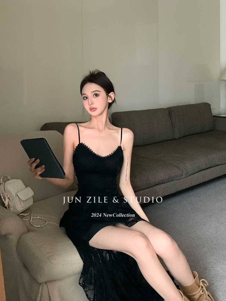 Qicheng スカートドレス女性のデザインセンス、セクシーでホットな女の子のレースサスペンダードレス 2025 秋の新スタイル