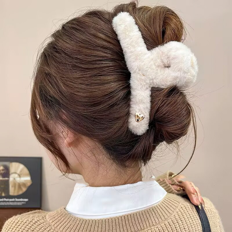 2026秋冬ミンクファー毛皮ヘアクリップ、高級感のある後頭部用大型シャーククリップ、ハート型キラキラ輝くダイヤモンド付き毛皮ヘアクリップ