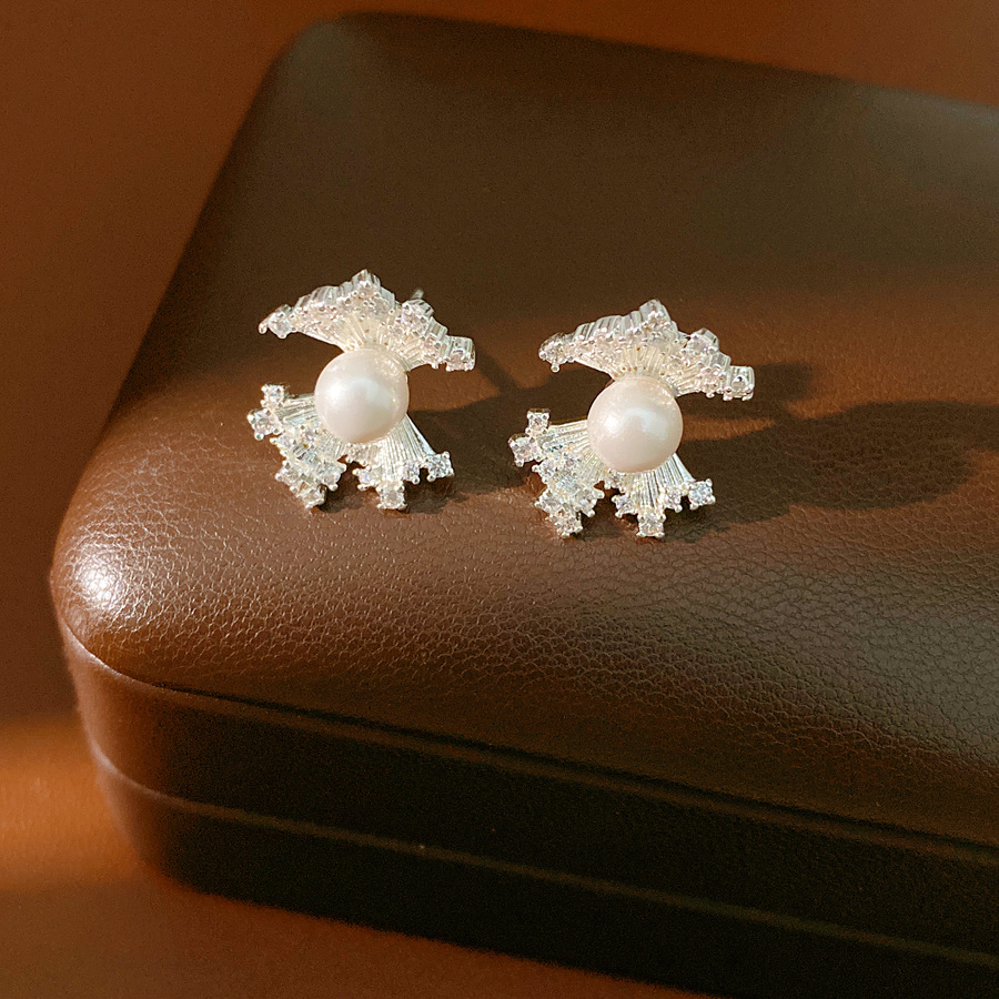 Aguja de plata Zircon ventilador de encaje perla temperamento simple pendientes de perla diarios aretes de lujo ligero de alto nivel sensación de perlas para mujeres