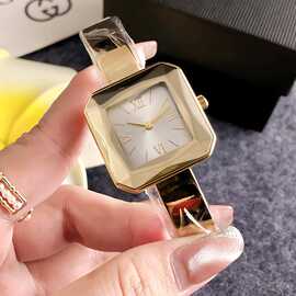 跨境热卖金色菱形女表时尚简约手镯款女性通勤手表小众高颜值女表