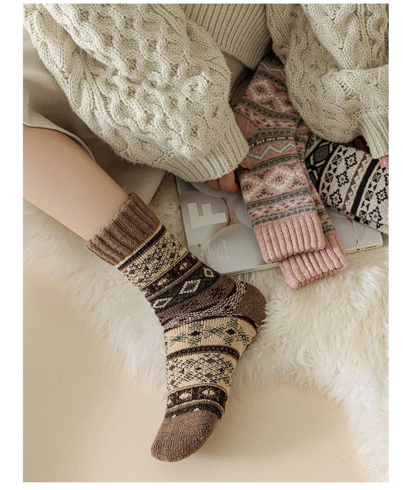 Geometric Pattern Winter Season Retro Women's Geometric Wool Crew Socks A Pair