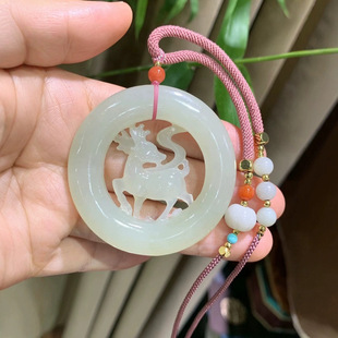 Jin Yutang and Tian Yu have you all the way. Ice is clear and delicate as fat. Hollow out carving sika deer Fu Lu is always long.