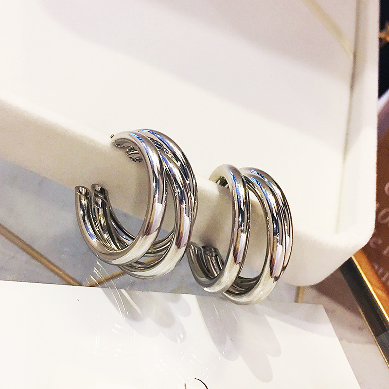 Pendientes redondos irregulares con aguja de plata Pendientes simples y fríos de moda Pendientes europeos y americanos de lujo ligero Pendientes de alta gama mujeres