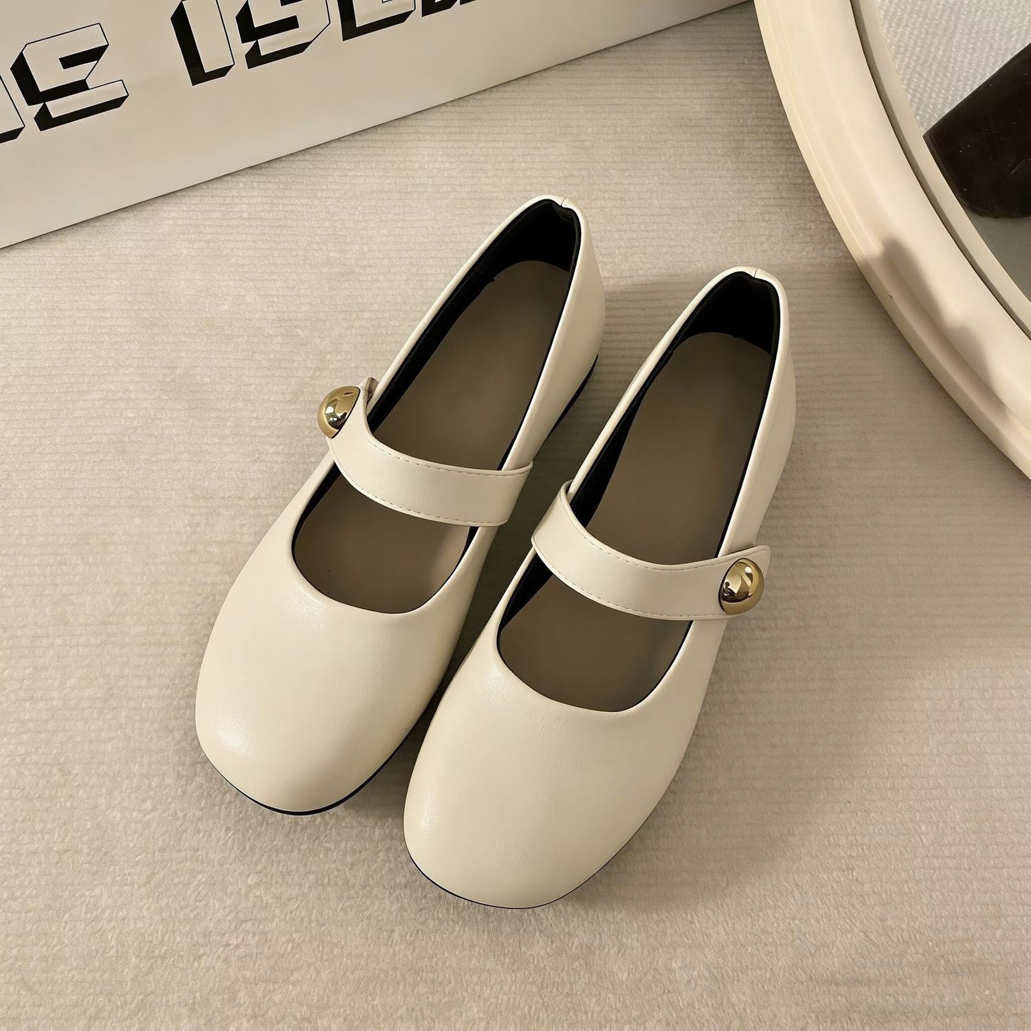 2026 nueva primavera y verano francés de color sólido con falda suave con una parte inferior redonda de zapatos de moda de Mary Jane