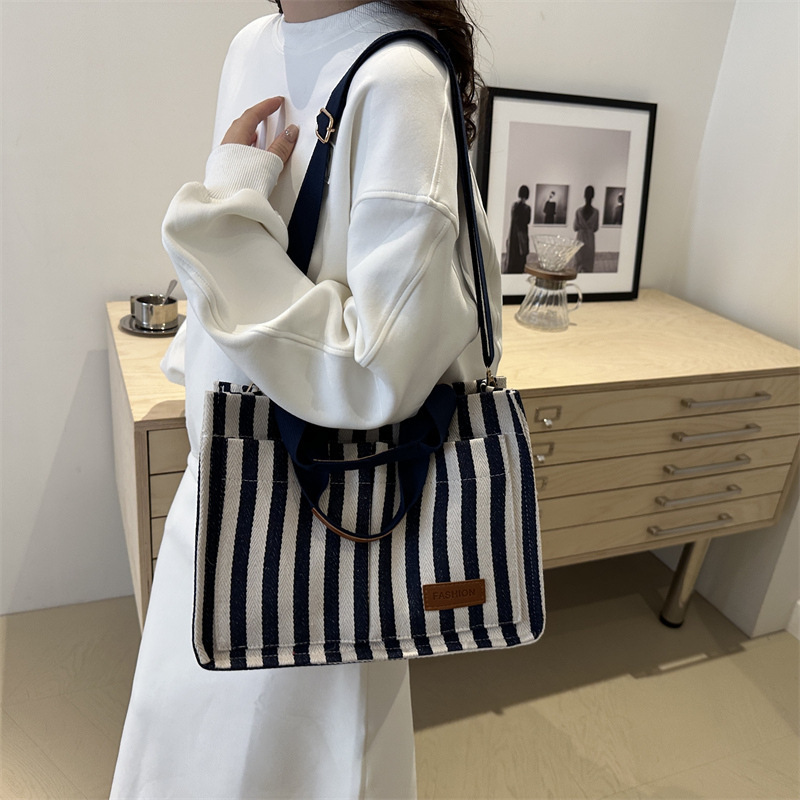 通勤大容量包包2024新款女包流行条纹帆布包斜挎包时尚手提托特包