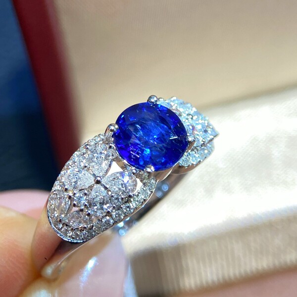 Organic sapphire stone inlay