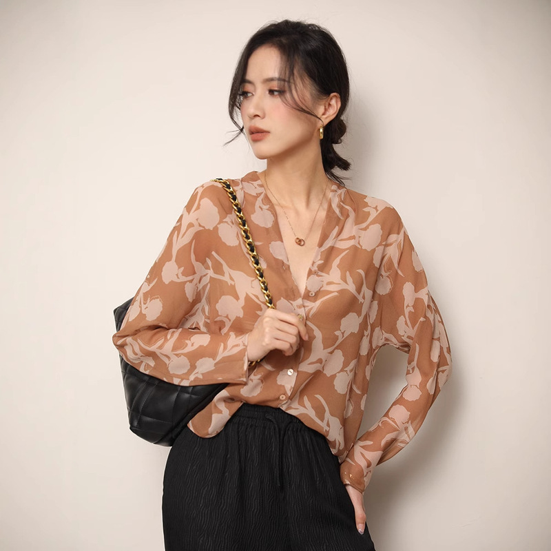 High-end Printed Silk Georgette Shirt Women's Long-sleeved 2025 Spring/Summer V-neck Elegant Thin Mulberry Silk Top
