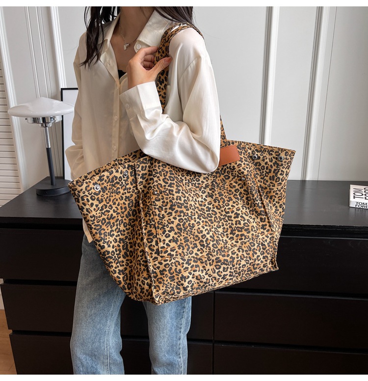 Frau Segeltuch Leopard Strassenmode Eimer Reißverschluss Schultertasche display picture 3