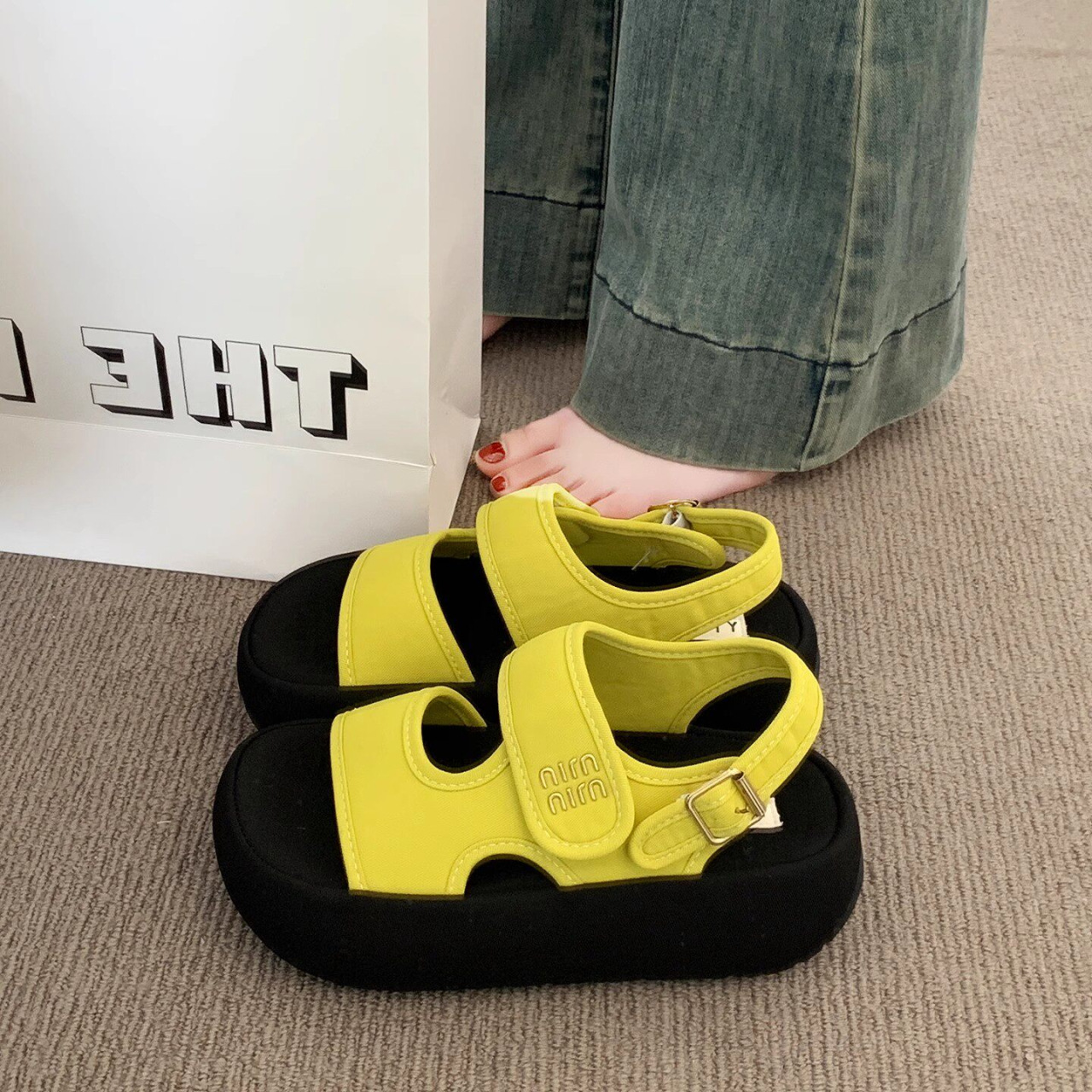 Zapatos muffin de niñas pequeñas sandalias suaves de verano 2026 nuevos niños de moda sandalias de hebilla de dedos abiertos