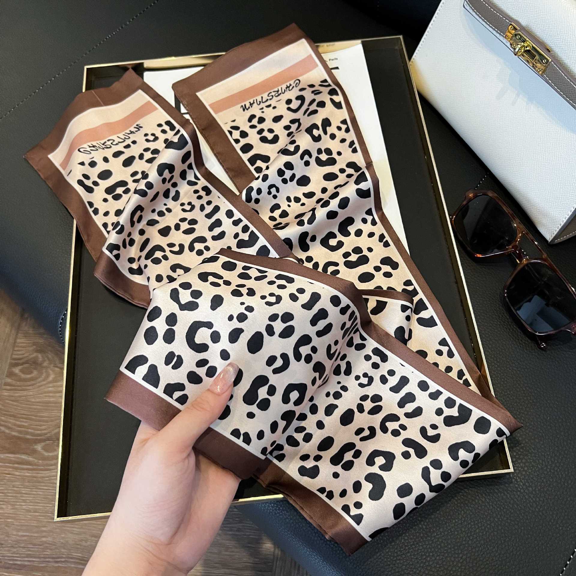 Nueva bufanda de seda pequeña banda larga estrecha para el cabello mujer estilo primavera y otoño moda madre bufanda estilo verano estilo fino serpentina bufanda al por mayor