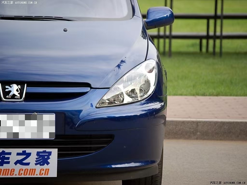 Suitable for Peugeot 307 headlight 03-07 old 307 headlight PC transparent lampshade lamp mask lamp shell