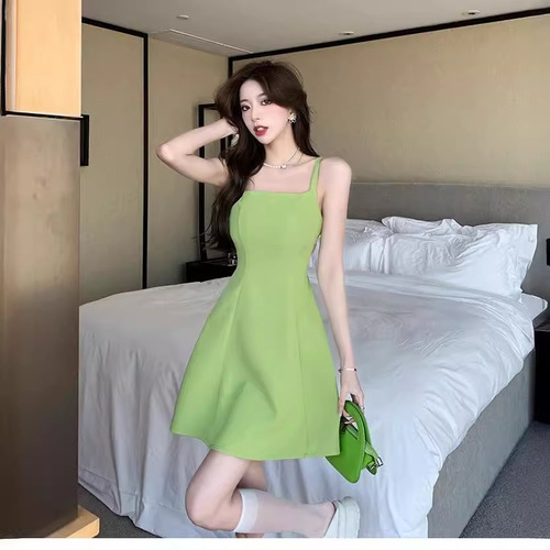 法式绿色吊带裙女夏装高级感赫本风方领连衣裙显瘦蓬蓬A字伞裙子
