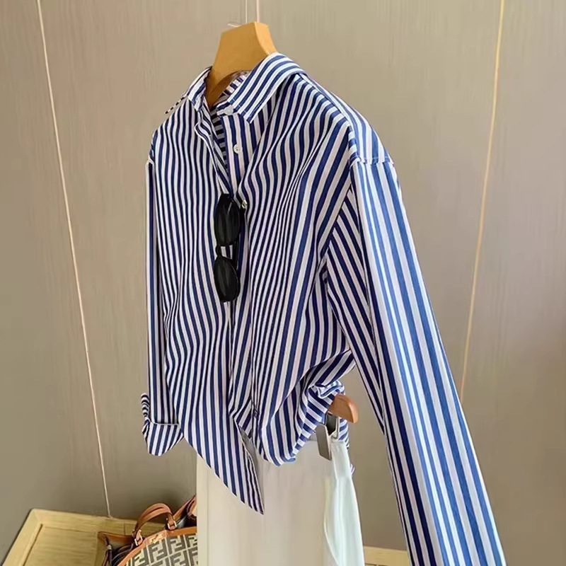 French-Style Classic Blue and White Striped Shirt for Women, Designed to Be Layered under a Blazer, with a Unique and Relaxed Style for Layering and Commuting