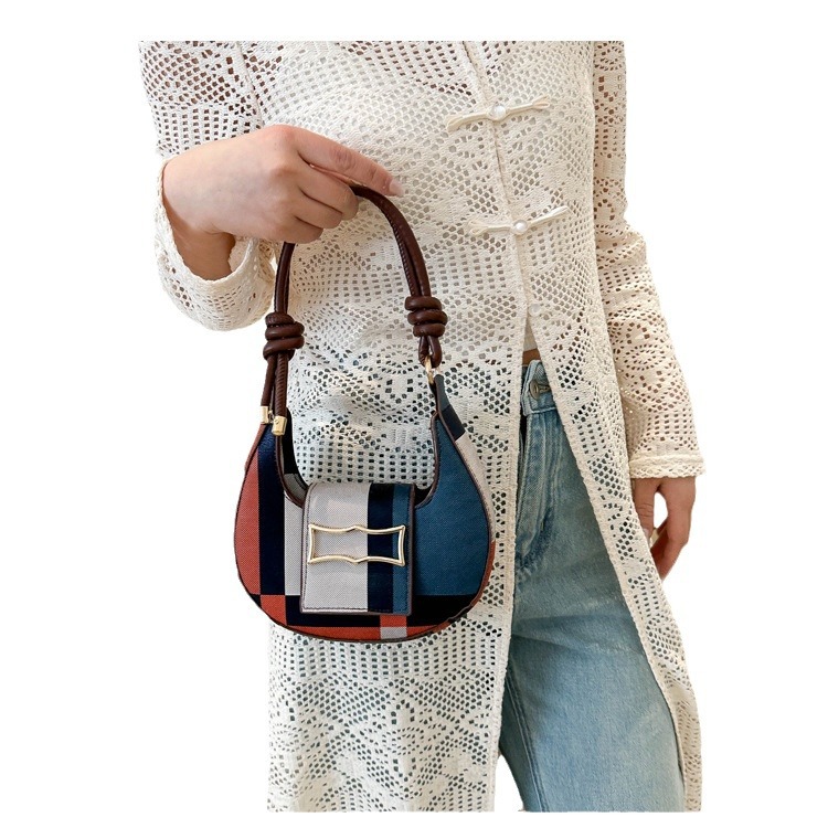 Textura de moda, estilo occidental, un solo hombro, bolso de hombro de color de contraste de personalidad de moda, 2024 nuevo bolso de hombro de verano