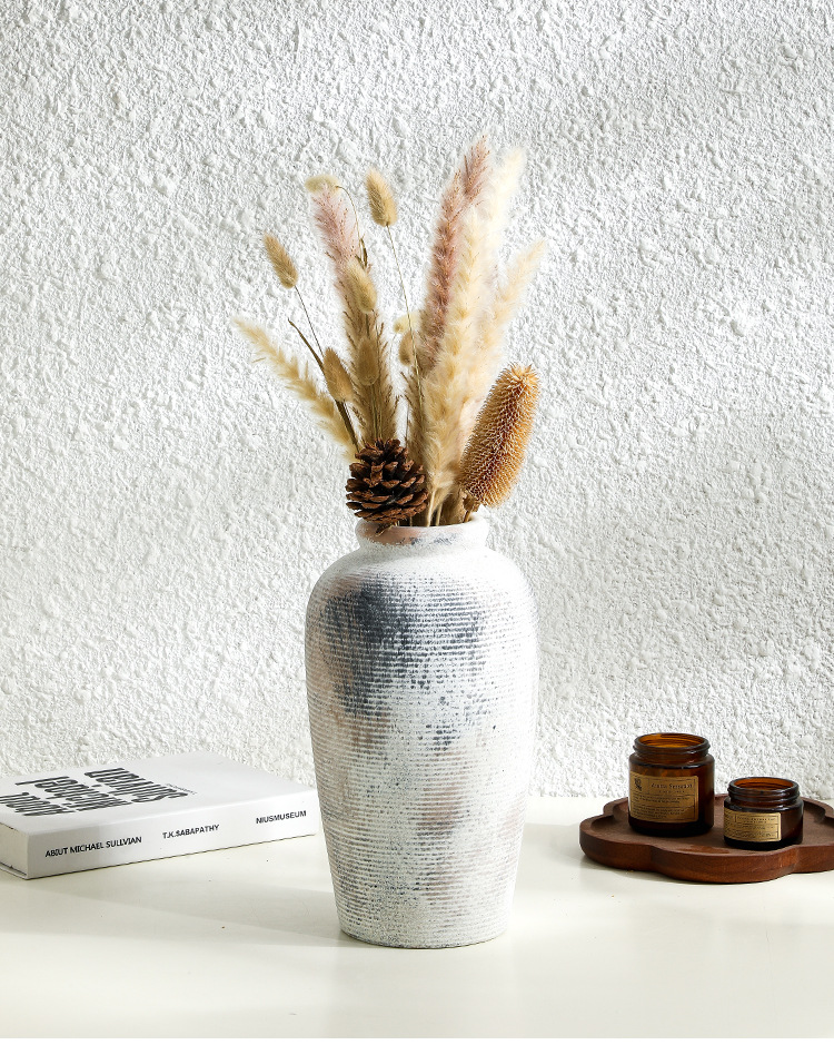 Vintage keramikvas i wabi-sabi stil för vardagsrumsdekoration_voghion.com