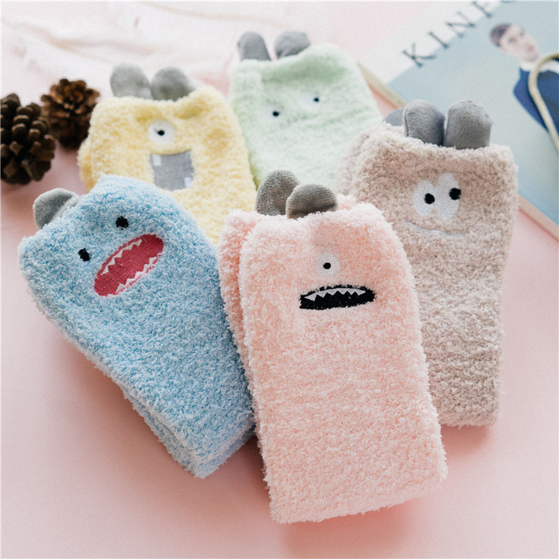Otoño e invierno de las mujeres lindo monstruo de dibujos animados bordado tridimensional orejas coral polar cálido sueño confinamiento en casa calcetines