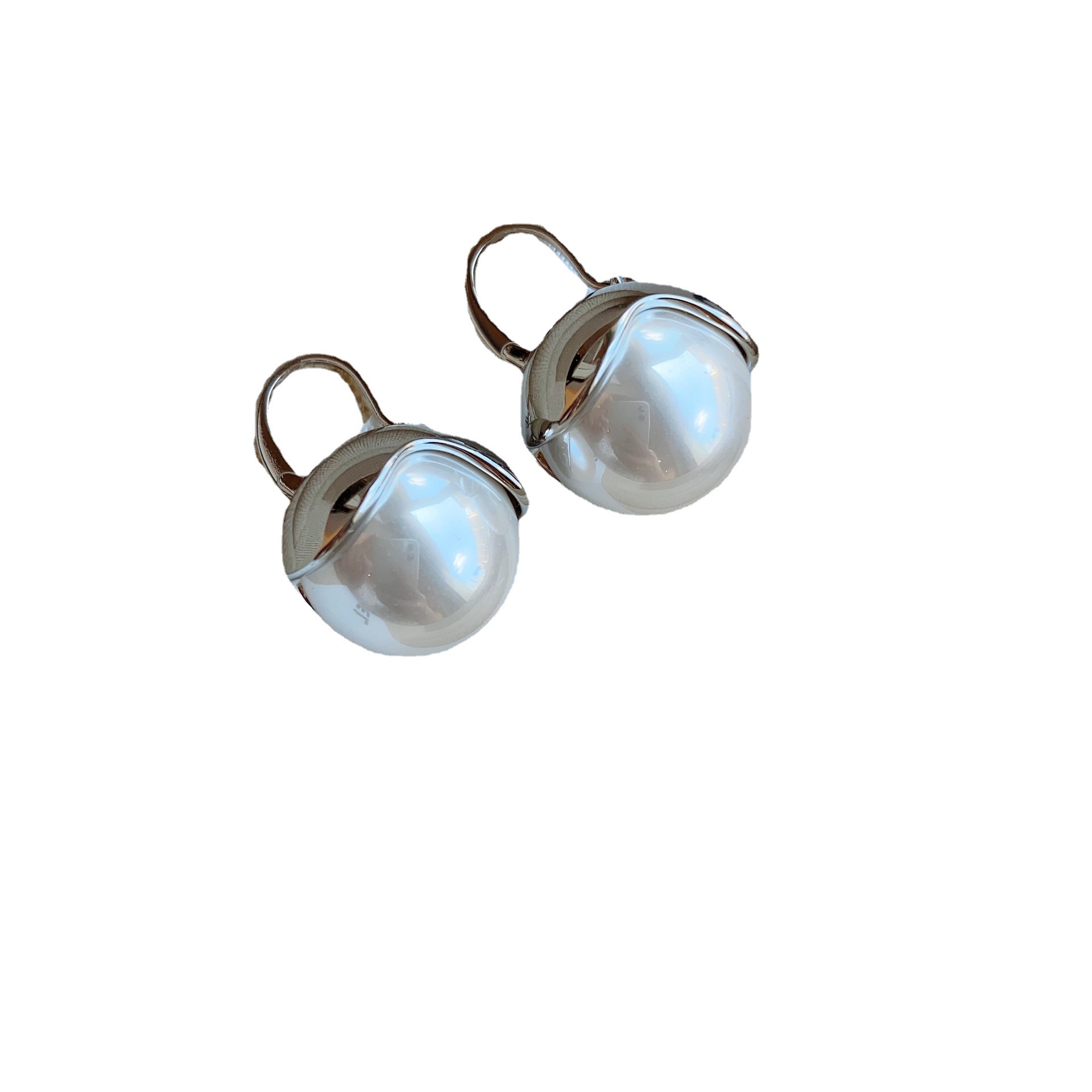 Francés retro Mori pendientes de perlas de las mujeres de lujo ligero de alta calidad de primavera y verano pendientes simples populares en línea celebridad 2023 pendientes