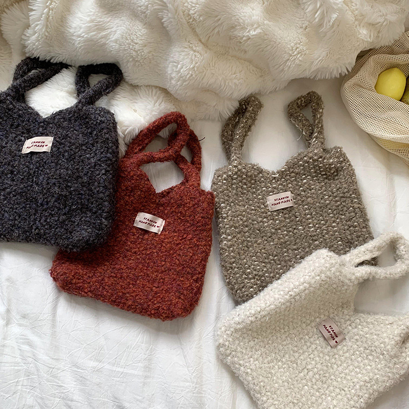 Bolso cuadrado pequeño bolso de mujer 2025 otoño e invierno nuevo estilo de alta gama bolso de mano de punto de felpa cerosa suave bolso de hombro