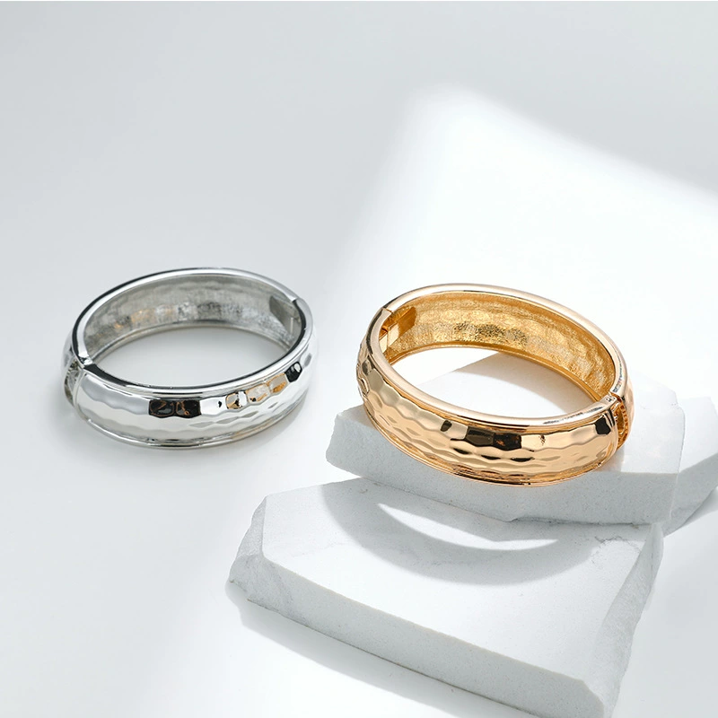 Metal design universal fashionable retro bracelet, European style