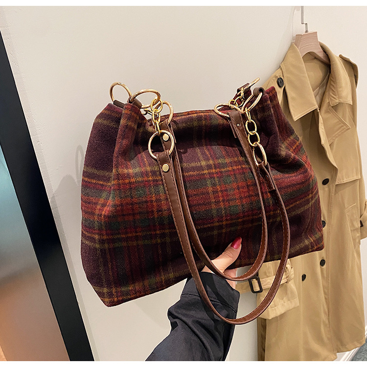 Large capacity tote female niche design, commuting outdoor travel bag, high-end casual autumn and winter new item_voghion.com