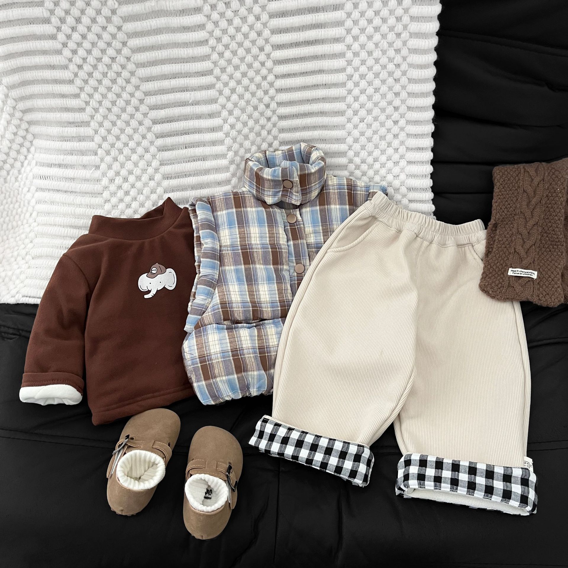 Niños chaleco de algodón de invierno 2025 nuevo estilo cool niño algodón intercalado chaleco a cuadros grueso vestido de bebé hombro