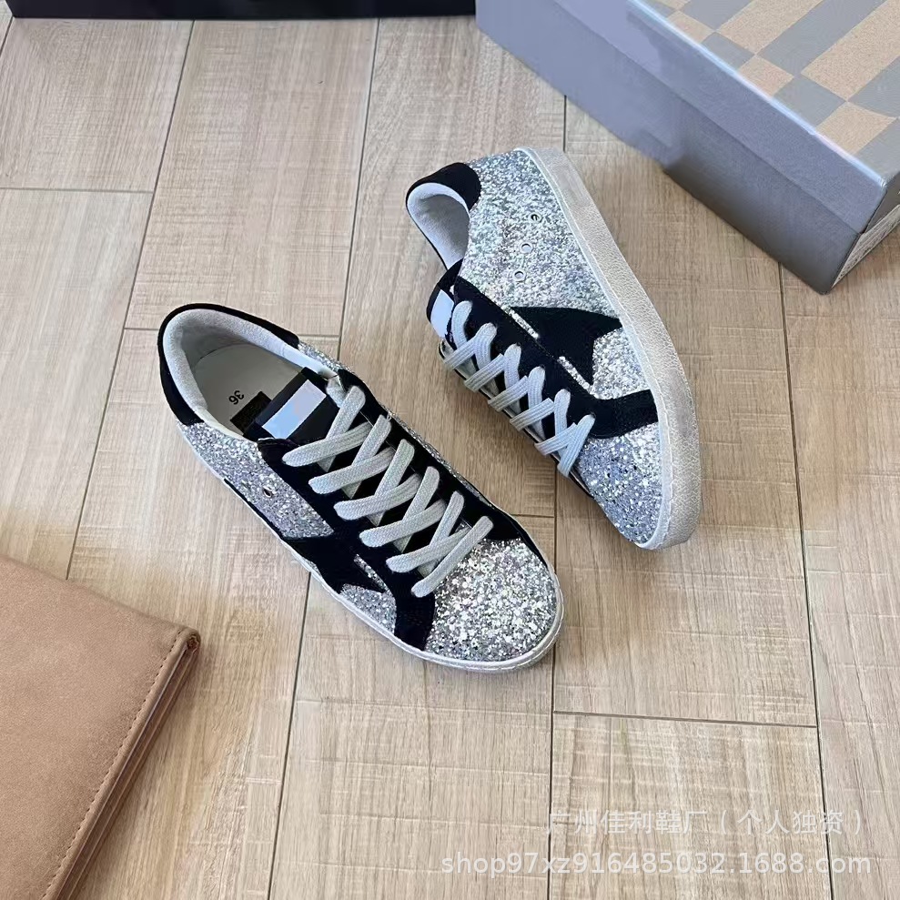 Las estrellas de alta versión hacen viejos pequeños zapatos sucios mujeres 2025 nuevos zapatos blancos planos en el interior para aumentar los zapatos casuales de gran tamaño de la pareja