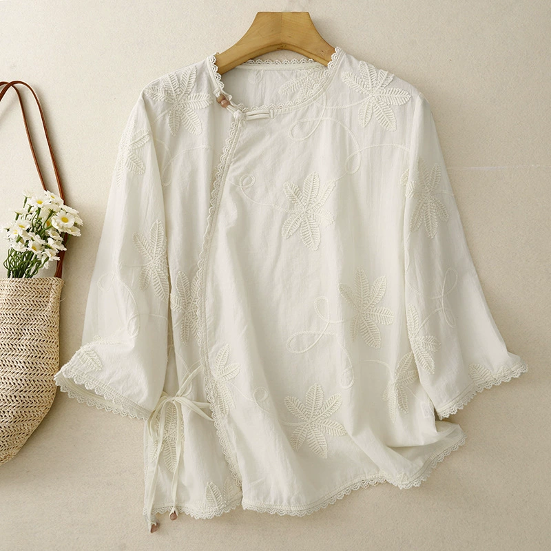 Реальный снимок летнего топа 2025 года с вышивкой, круглым вырезом, кружевом, в ретро-литературном стиле, из хлопчатобумажной ткани, женская рубашка в китайском стиле на пуговицах.
