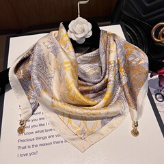 マグネットバックル三角スカーフ女性春と秋の夏のシャツの首飾りマフラー70x70