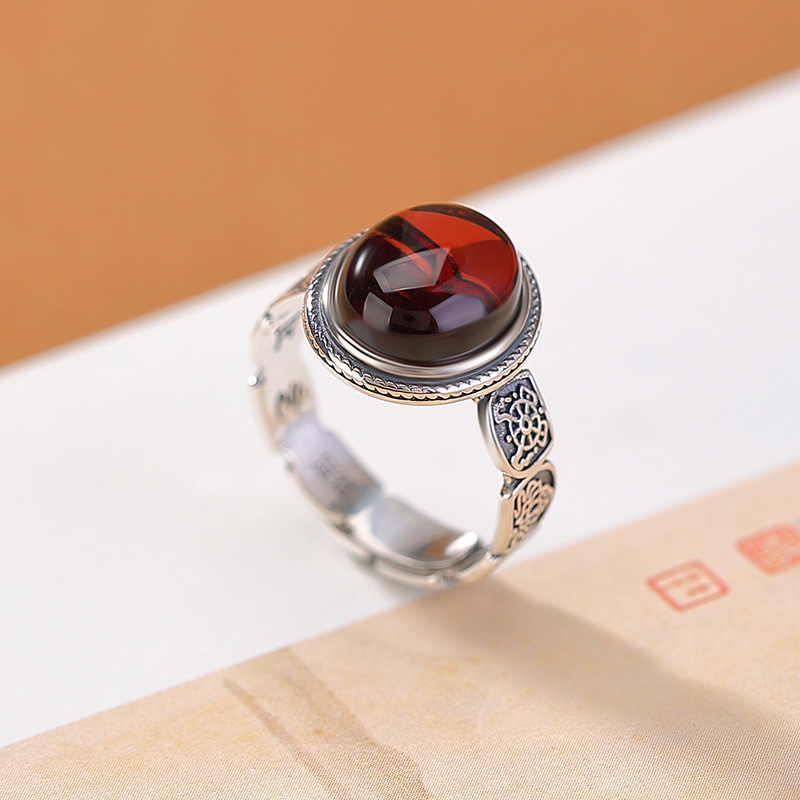 Nhẫn bạc S990 đính huyết hổ phách cabochon khắc chú sáu chữ phong cách Trung Hoa — Một mảnh