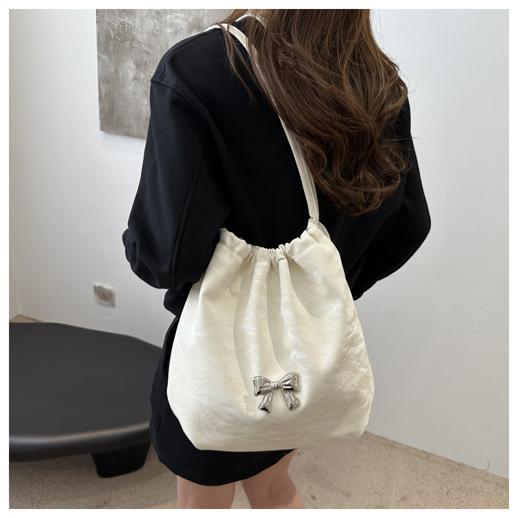 Large-capacity, elegant commuter tote bag, bow single-shoulder bag, distinctive pleated crossbody bag, 2024 new style bag trend undefined