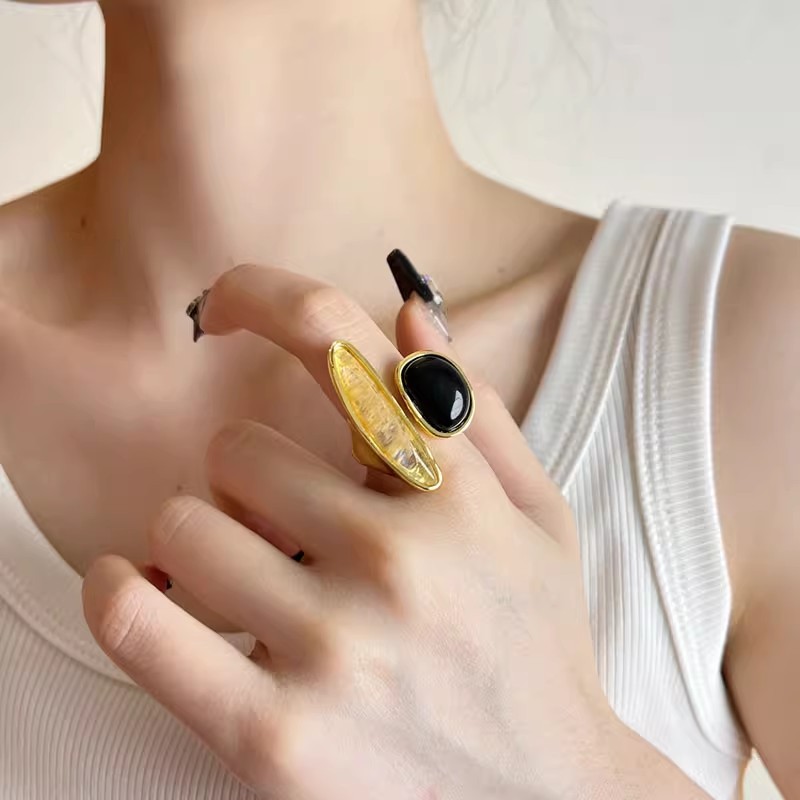 유럽과 미국의 틈새 블랙 오닉스 헤어 크리스탈 인레이 비대칭 개통 여성을위한 조정 가능한 링 라이트 럭셔리 패션 링