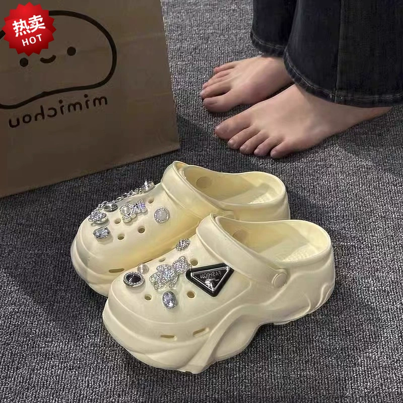 2025 супер огненные пещерные туфли для женщин, которые носят на улице летом, чтобы работать 2024 новая толстая подошва, чтобы увеличить EVA против запаха пляж Баотоу