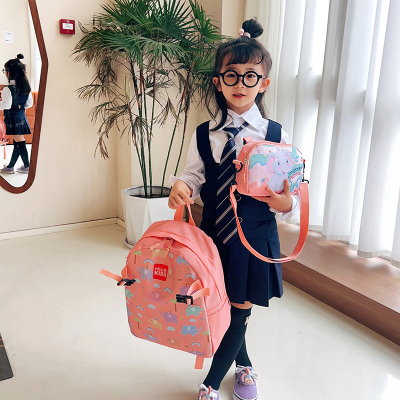 2023 Comercio exterior nueva escuela primaria estudiante mochila niñas Grado uno y dos niños ultra-ligero de gran capacidad kindergarten clase grande