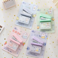 ポータブルかわいい漫画ミニトランペットホッチキスセット12号学生オフィス小型ニードルホッチキス卸売り