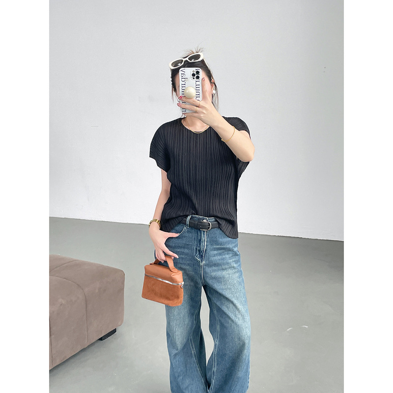 Miyake Simple Short-Sleeved T-Shirt High-End Fashion Pleated Top Summer New Designer Women's Clothing Versatile Niche Miyake Simple Short-Sleeved T-Shirt High-End Fashion Pleated Top Summer New Designer Women's Clothing Versatile Niche