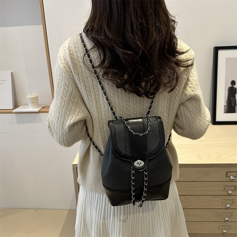 Otoño y invierno retro mochila de mujer 2024 nueva cadena versátil mochila exquisita mini mochila mate