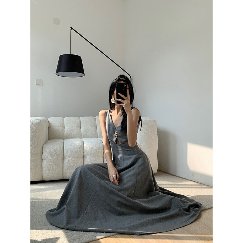 홍 셔츠 2024 가을과 겨울 원피스 깊은 V 슬림 적합 큰 스윙 원피스 우아한 숙녀 스타일 V 칼라 백리스 모직 원피스