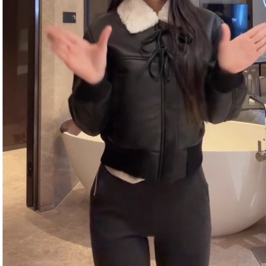 Autumn and Winter New Thickeneded Warm Motorcycle Jacket Tops American Retro Fur One-Piece Black Leather Jacket for Women