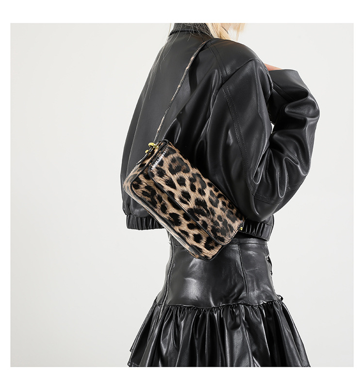 The 2024 new Korean-style fashionable leopard print individual women's single-shoulder crossbody underarm bag is now available. This year, simplicity is in vogue undefined