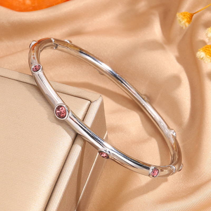 Mujeres de acero inoxidable diez pulseras de perforación galvanizadas de alta calidad 18k oro de moda pulseras de lujo ligeras joyas personales versátiles