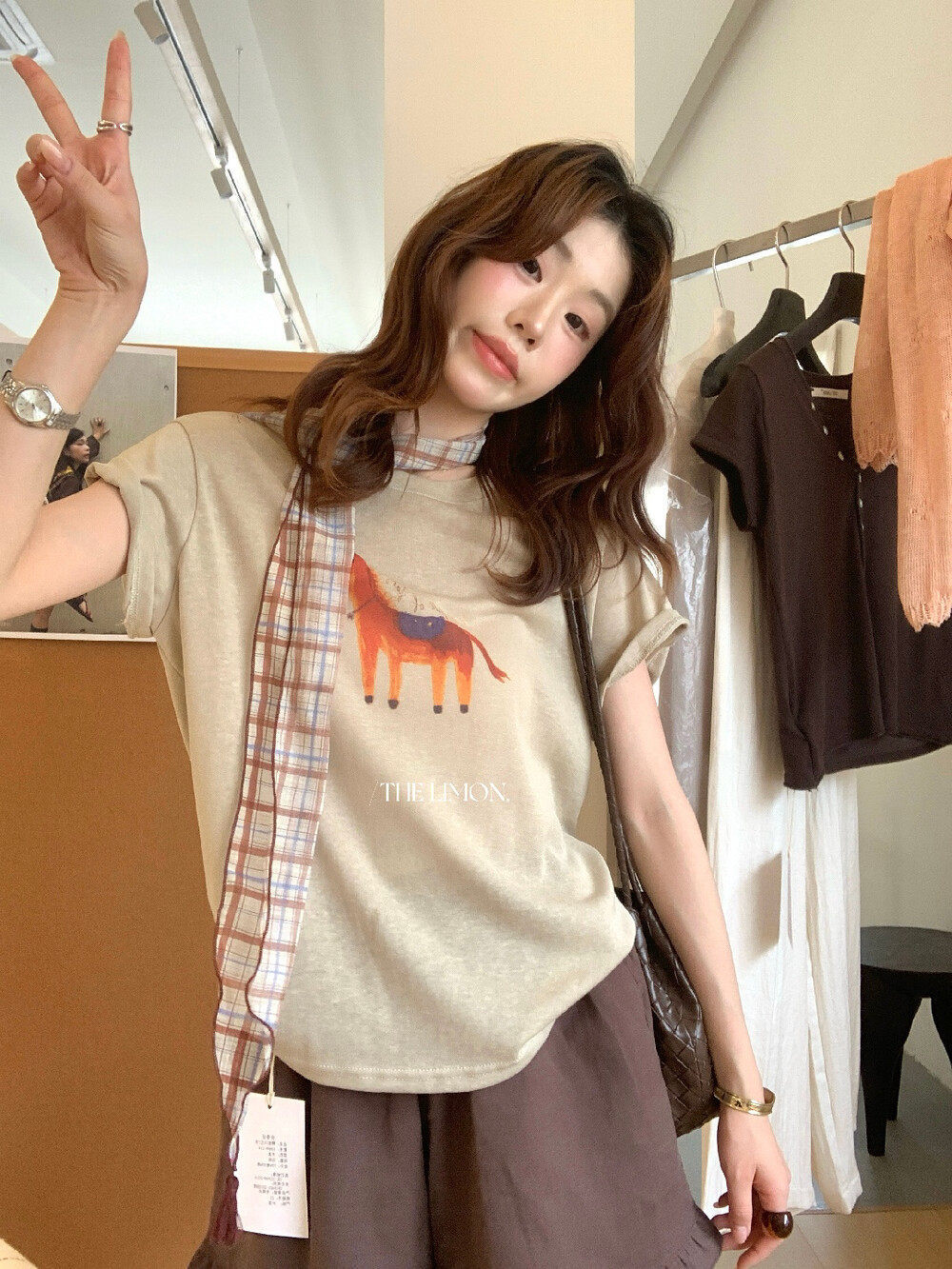 Áo thun nữ cổ tròn tay ngắn in hình ngựa hoạt hình kèm khăn lụa — Xám cacbon, màu trắng, màu kaki chi tiết 31