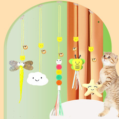 ペットの猫の棒の子猫は自分で元気です。