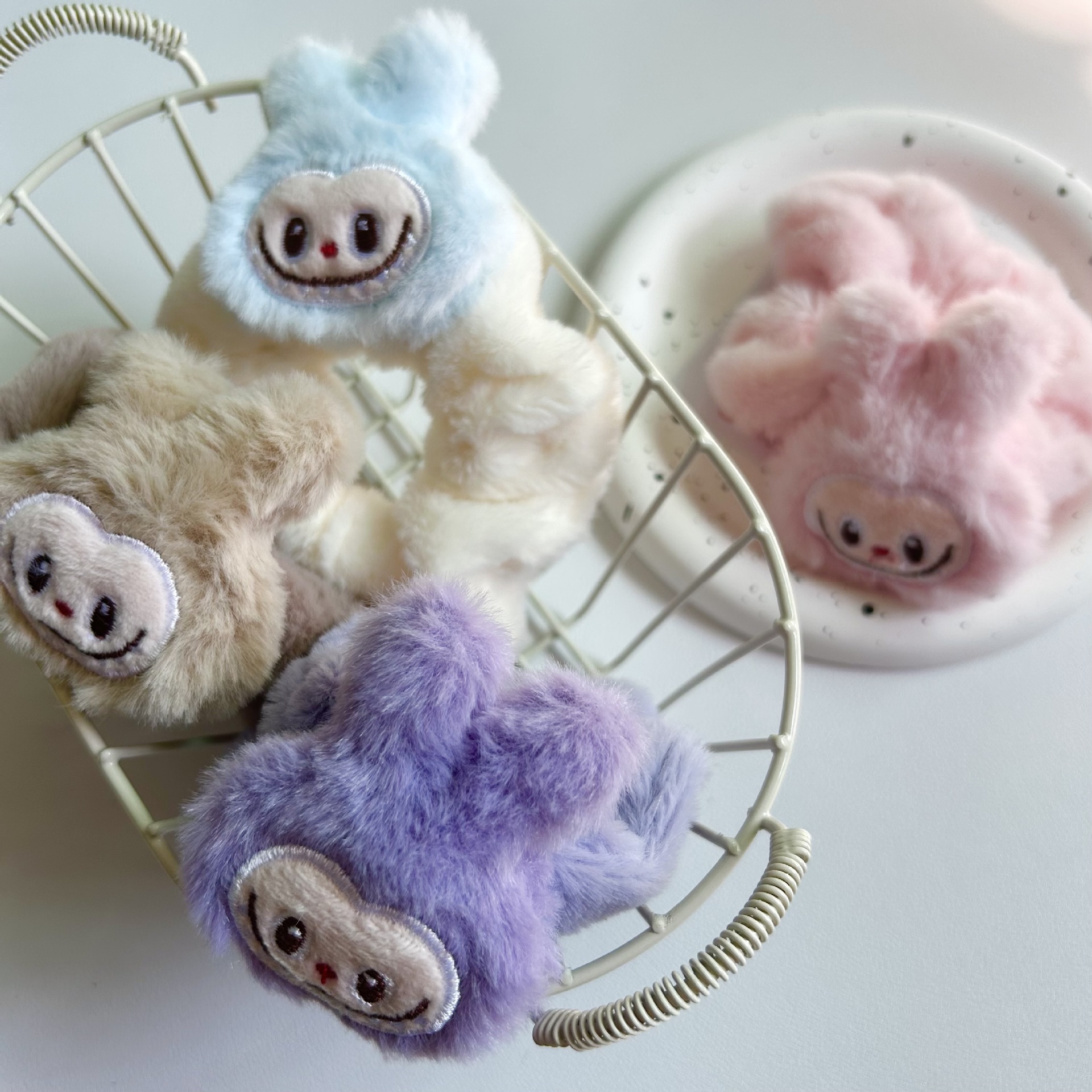 Bonito anillo de pelo de peluche de rabu animal pequeño anillo de intestino cruzado venta caliente dibujos animados correa creativa muñeca adornamiento para el pelo