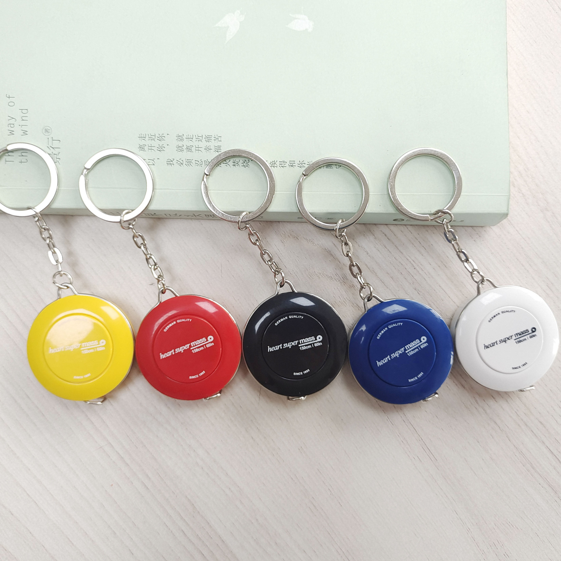 Llavero de tamaño pequeño alemán cinta métrica regla de medición suave retráctil automática regla de medición impresión de cinta de regalo LOGO regla de medición de tres circunferencia