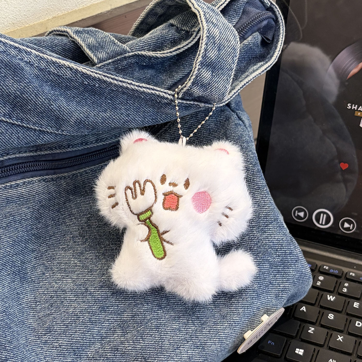 Kitten hugging fork [bead chain style]