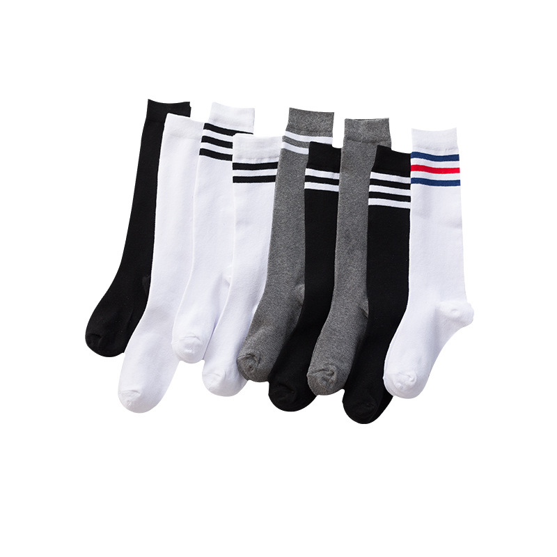 Calcetines de la pantorrilla de las mujeres dos o tres barras rayaron los altos calcetines del algodón estilo preppy llano blanco y negro Otoño e Invierno calcetines del estilo de JK al por mayor image 5