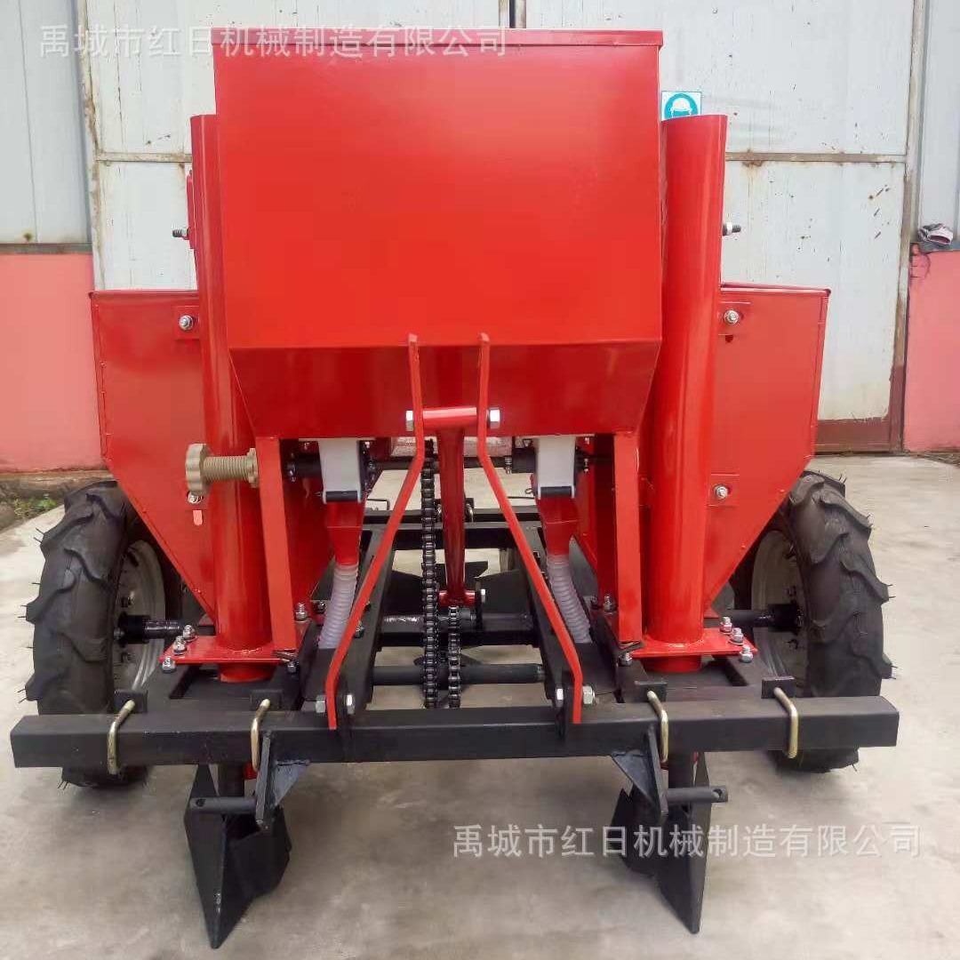 土豆种植机生产厂家   马铃薯播种机   农用覆膜喷药土豆种植机