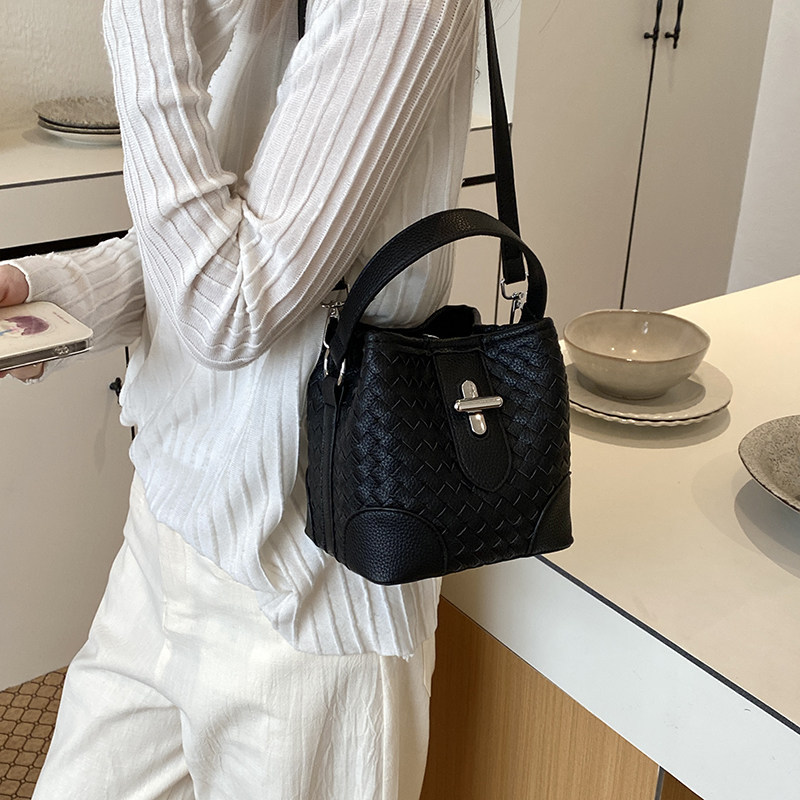 Balde de agua portátil de viaje de moda bolsa casual bolso de mujer verano nuevo tejido 2026 nicho mochila